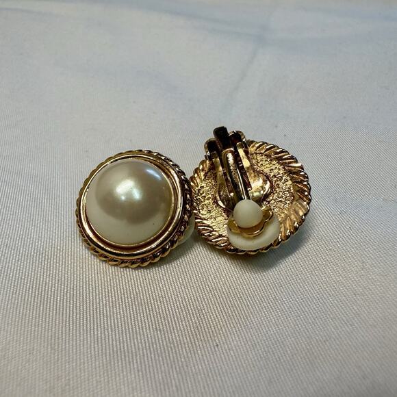 Vintage Carolee Gold Tone Faux Pearl Clip On Earrings Classic Round Design - Picture 1 of 4